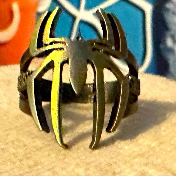 NWOT Spider-Man ring in bronze colour and metal. Do not know the size - Picture 1 of 4